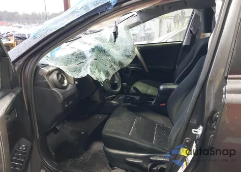 2018 Toyota Rav4 Le z USA, uszkodzony, nr VIN JTMZFREV0JJ205067